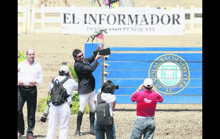 Jaime Azcárraga (centro) recibe el premio Guadalajara Country Club, escultura del artista tapatío Diego Martínez Negrete. EL INFORMADOR /