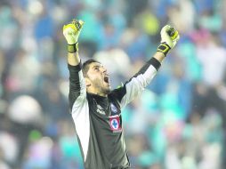 El arquero de Cruz Azul, el tapatío Jesús Corona, festeja el pase a la final del Clausura 2013. MEXSPORT /