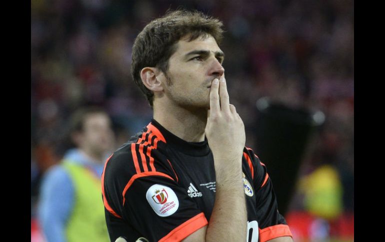 Una lesión en la mano izquierda mantiene a Casillas fuera de las canchas por casi dos meses. AFP /