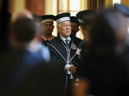 Mario Vargas Llosa saluda a los profesores de la universidad tras recibir el título. EFE /