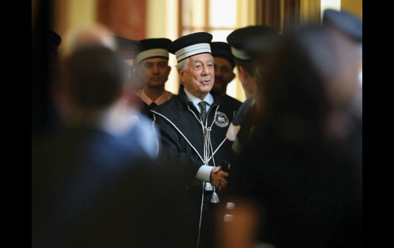 Mario Vargas Llosa saluda a los profesores de la universidad tras recibir el título. EFE /