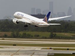 El primer Boeing 787 en volar fue un aparato de United Continental, que hizo el trayecto entre Houston y Chicago. AP /