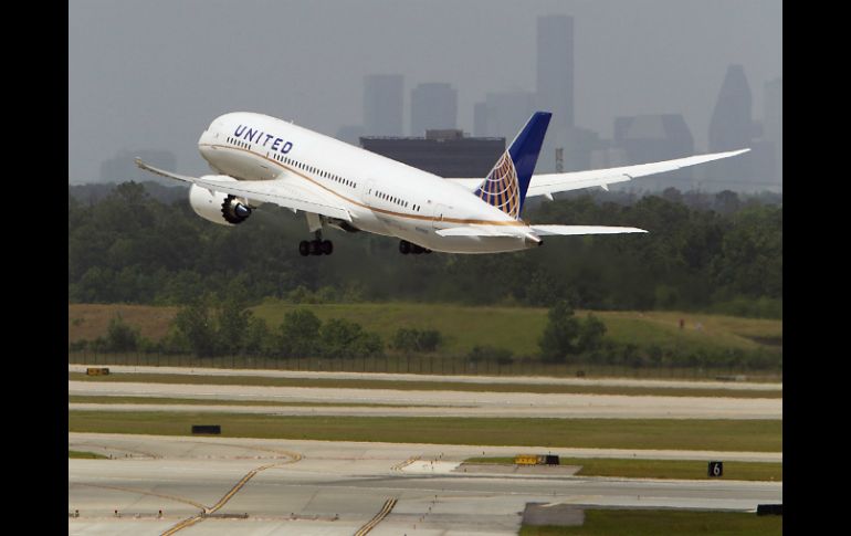 El primer Boeing 787 en volar fue un aparato de United Continental, que hizo el trayecto entre Houston y Chicago. AP /