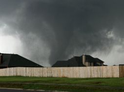 El tornado de tres kilómetros de ancho barrió una franja de 32 kilómetros en Moore y Oklahoma. AP /