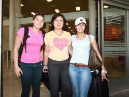 Paola Espinosa (d), con su entrenadora Ma Jin (c) y su compañera Dolores Hernández (i).  /