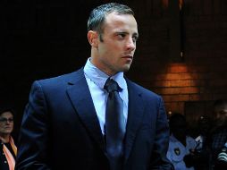 Óscar Pistorius está acusado formalmente de asesinar a su novia Reeva Steemkamp, pero se encuentra en libertad bajo fianza. ARCHIVO /