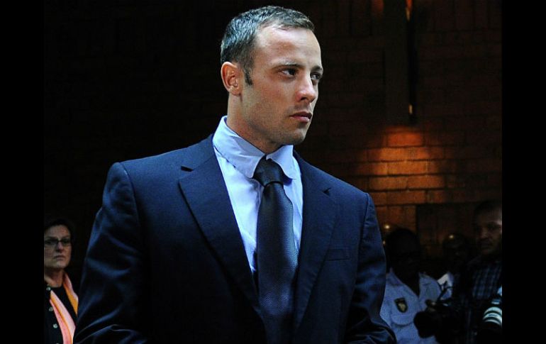 Óscar Pistorius está acusado formalmente de asesinar a su novia Reeva Steemkamp, pero se encuentra en libertad bajo fianza. ARCHIVO /