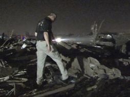 La imagen muestra los trabajos de rescate tras el paso de un tornado que ha arrasado el barrio de Moore en Oklahoma. EFE /