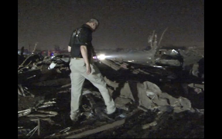 La imagen muestra los trabajos de rescate tras el paso de un tornado que ha arrasado el barrio de Moore en Oklahoma. EFE /