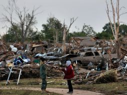 Desde la tarde del lunes, cuando se produce el tornado, más de un centenar de personas han sido rescatadas con vida. AP /