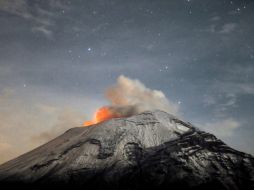 El Cenapred señala que la noche y madrugada se observa incandescencia continua e intensa en el volcán Popocatépetl. AFP /