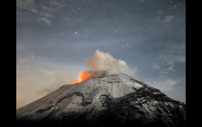 El Cenapred señala que la noche y madrugada se observa incandescencia continua e intensa en el volcán Popocatépetl. AFP /