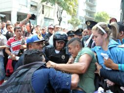 La policía ha arrestado a varias personas por los enfrentamientos entre aficionados y revendores. SUN /