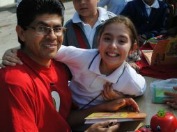 Isidro Delgado Guerrero lleva su libro hasta las escuelas de los niños.  /