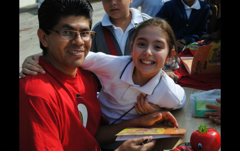 Isidro Delgado Guerrero lleva su libro hasta las escuelas de los niños.  /