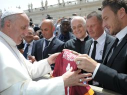 Aquí el capitán Francesco Totti, haciendo entrega de la camiseta. AP /