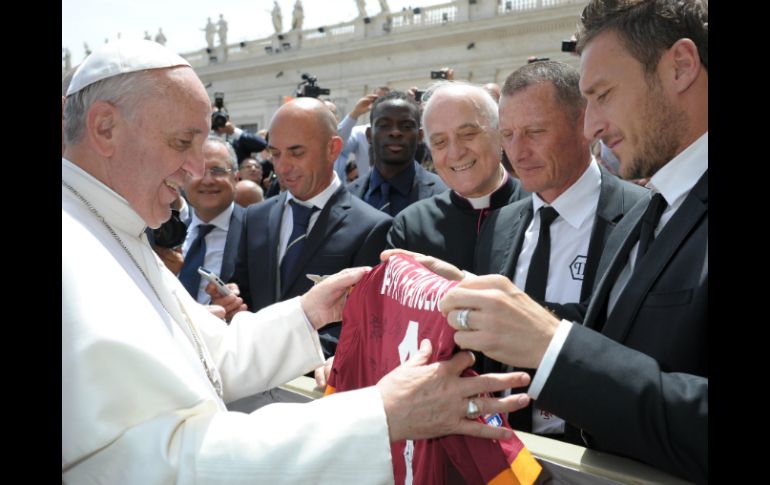 Aquí el capitán Francesco Totti, haciendo entrega de la camiseta. AP /