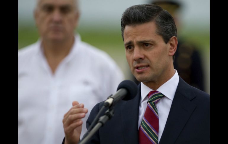 Peña Nieto da un mensaje a su llegada al Aeropuerto Internacional Alfonso Bonilla Aragón. AFP /