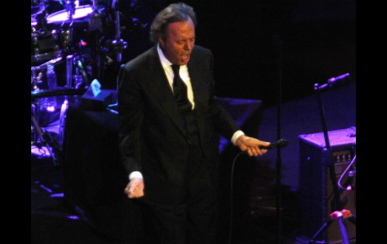 Julio Iglesias cantó varios de sus éxitos. Interpretó letras dedicadas a México. EL INFORMADOR /