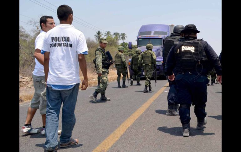 Más de 100 pobladores de Buenavista Toamatlán, Michoacán, retuvieron a los 28 militares en la base comunitaria de la población EFE /