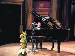 Santiago Lomelín se dejó llevar por la música durante su recital en el Teatro Degollado. EL INFORMADOR /