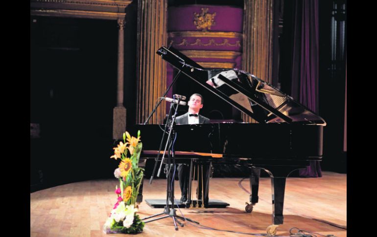 Santiago Lomelín se dejó llevar por la música durante su recital en el Teatro Degollado. EL INFORMADOR /