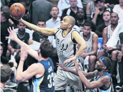 ony Parker ha jugado disminuido en los primeros partidos de la final del Oeste, sin embargo su aporte ha sido clave para los Spurs. EFE /