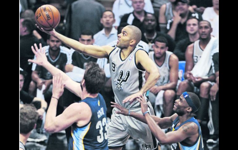 ony Parker ha jugado disminuido en los primeros partidos de la final del Oeste, sin embargo su aporte ha sido clave para los Spurs. EFE /