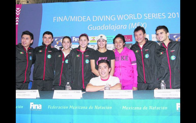 Paola Espinosa (centro de gorra) competirá mañana en trampolín de tres metros sincronizados. EL INFORMADOR /