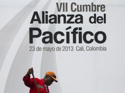 Un hombre trabaja en la sede de la VII Cumbre de la Alianza del Pacífico en Cali, Colombia. AFP /