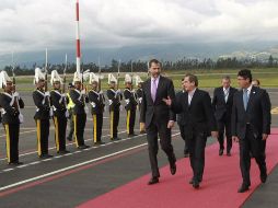 El príncipe Felipe de Borbón junto al canciller ecuatoriano, Ricardo Patiño, a su llegada al aeropuerto de Quito. EFE /