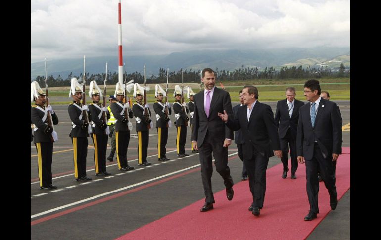 El príncipe Felipe de Borbón junto al canciller ecuatoriano, Ricardo Patiño, a su llegada al aeropuerto de Quito. EFE /