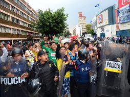 La porra del América fue escoltada para que ingresara a la tribuna. MEXSPORT /