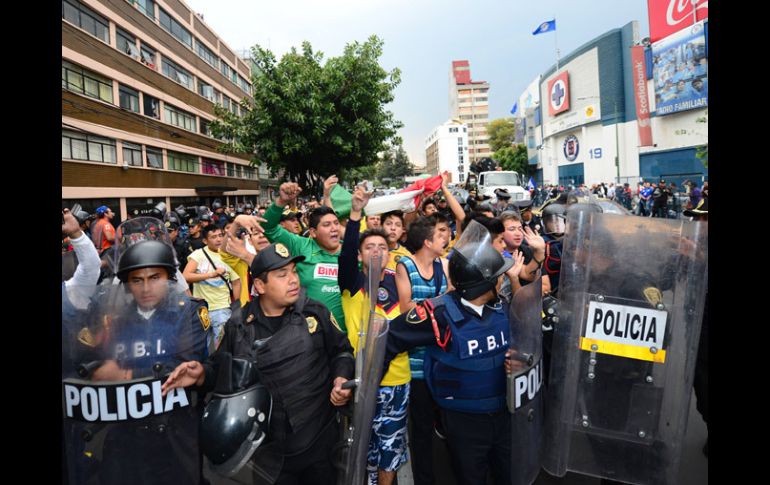 La porra del América fue escoltada para que ingresara a la tribuna. MEXSPORT /