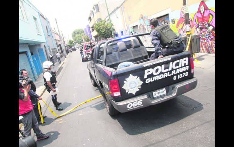 PRIMER CUADRO. Policías municipales y viales trabajan en el área donde fue asesinado José Antonio Sandoval Esqueda. EL INFORMADOR /