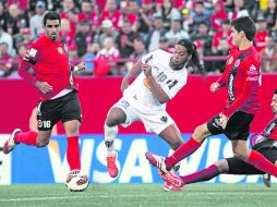 El brasileño Ronaldinho es marcado por toda la defensa de los Xolos, y aunque no anotó, trajo 'asados' a los zagueros. MEXSPORT /