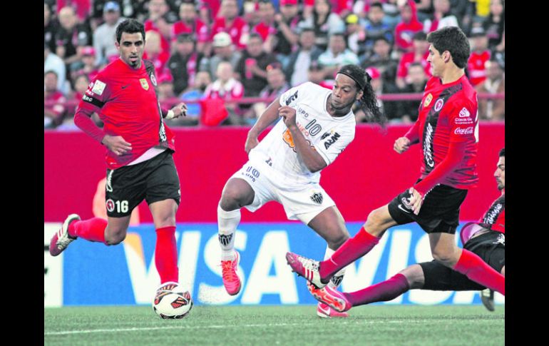 El brasileño Ronaldinho es marcado por toda la defensa de los Xolos, y aunque no anotó, trajo 'asados' a los zagueros. MEXSPORT /