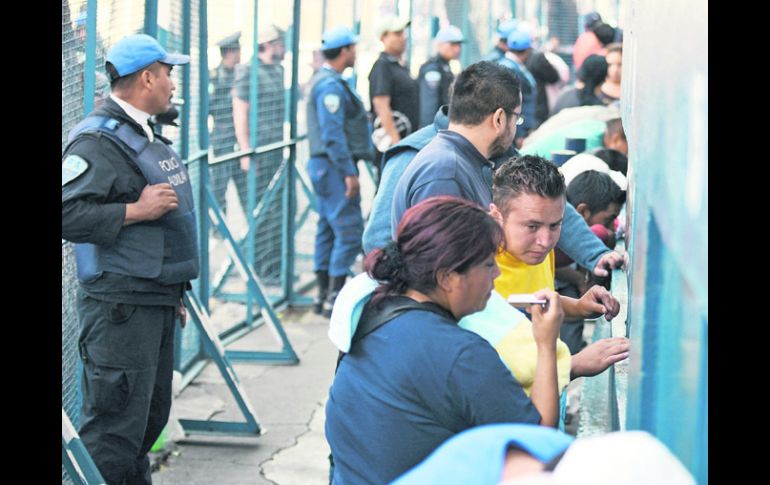 El aviso de ''boletos agotados'' para el duelo de vuelta causó molestia entre los aficionados, pues en las taquillas se vendieron pocos MEXSPORT /