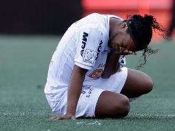 Ronaldinho toca su ojo después del golpe con el balón que recibió en en encuentro contra los Xolos de Tijuana. AP /