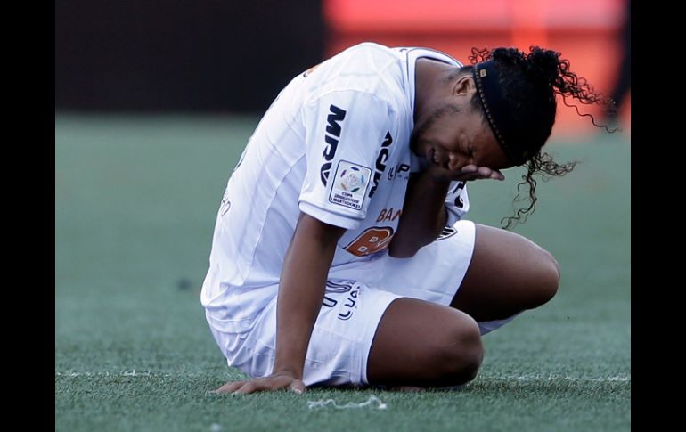 Ronaldinho toca su ojo después del golpe con el balón que recibió en en encuentro contra los Xolos de Tijuana. AP /