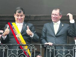 Rafael Correa, acompañado por el vicepresidente Jorge Glass, saluda a sus seguidores desde Palacio de Gobierno. AFP /