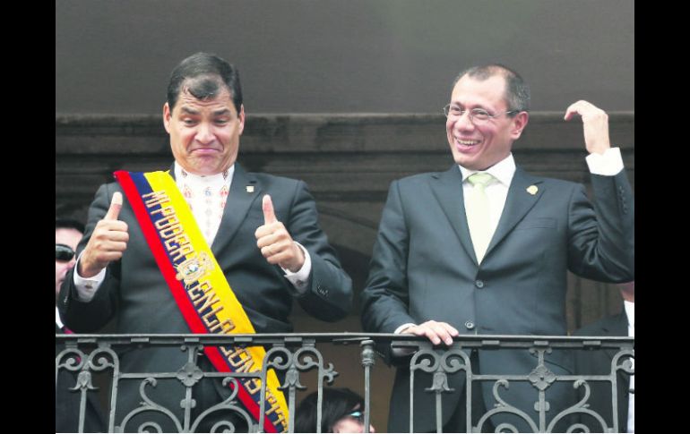 Rafael Correa, acompañado por el vicepresidente Jorge Glass, saluda a sus seguidores desde Palacio de Gobierno. AFP /