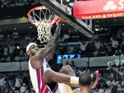 LeBron James no pudo sacar adelante a su equipo como lo hizo en el primer juego ante los Pacers de Indiana. EFE /