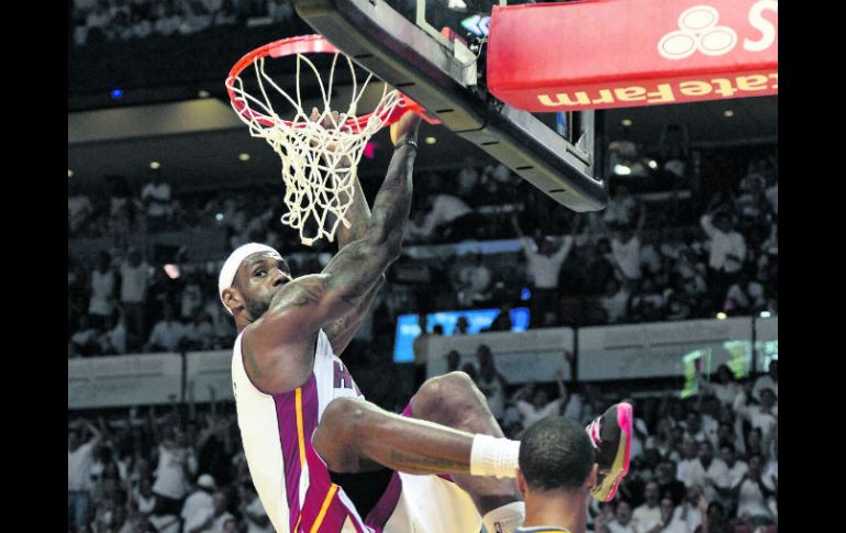 LeBron James no pudo sacar adelante a su equipo como lo hizo en el primer juego ante los Pacers de Indiana. EFE /