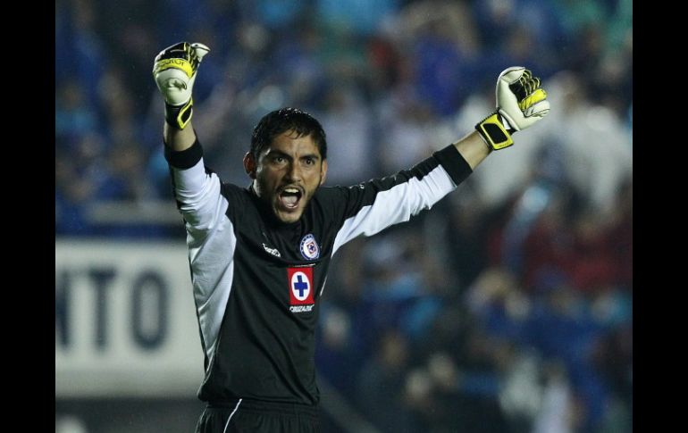 José de Jesús Corona y su equipo, el Cruz Azul, llegan con ventaja al partido de vuelta en el Estadio Azteca. ARCHIVO /