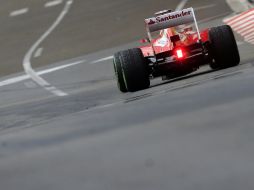 Fernando Alonso (Ferrari) conduce en la sesión de calificación del Gran Premio de Mónaco. AFP /