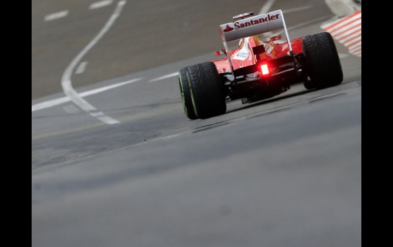 Fernando Alonso (Ferrari) conduce en la sesión de calificación del Gran Premio de Mónaco. AFP /