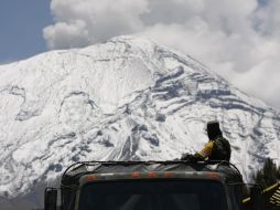 Un soldado observa el volcán Popocatépetl, que continúa con la emisión constante de una columna de gases y ceniza. EFE /