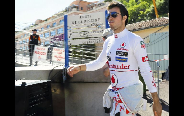 El mexicano tiene un mejor desempeño que su compañero Jenson Button, noveno lugar. EFE /