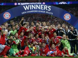 El equipo completo del Bayern Munich festeja  su quinto título de la Champions. AP /